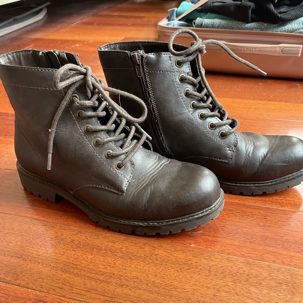Mens casual winter boot.